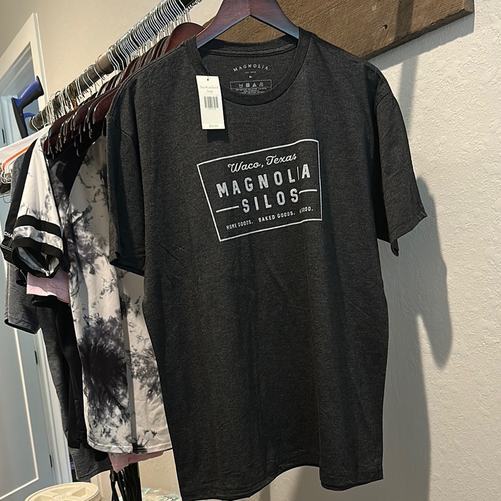 Magnolia Silos Black T-Shirt for Women